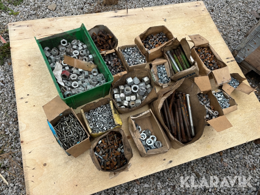 Pall med diverse skruv och mutter