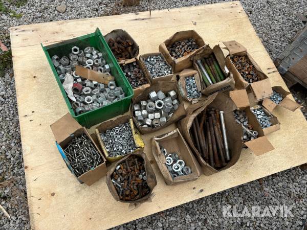 Pall med diverse skruv och mutter