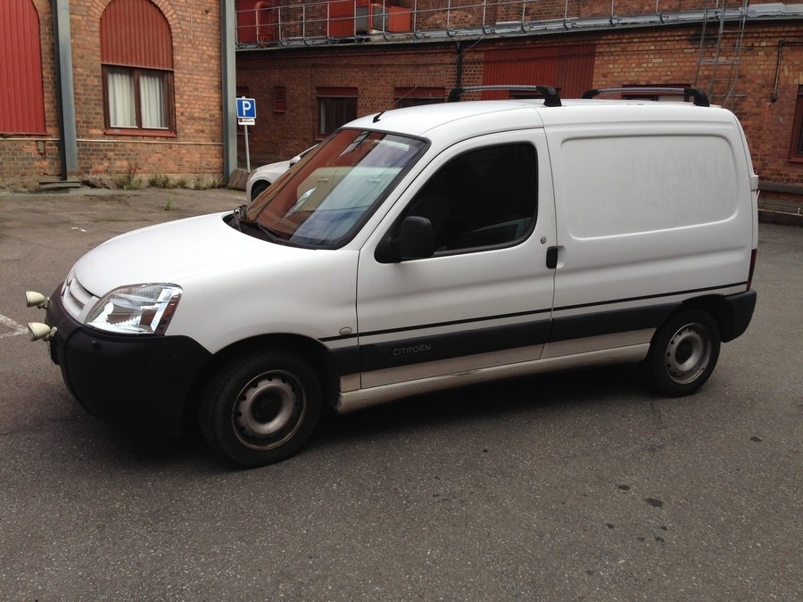 Skåpbil Budbil Transportbil NYBESIKTIGAD