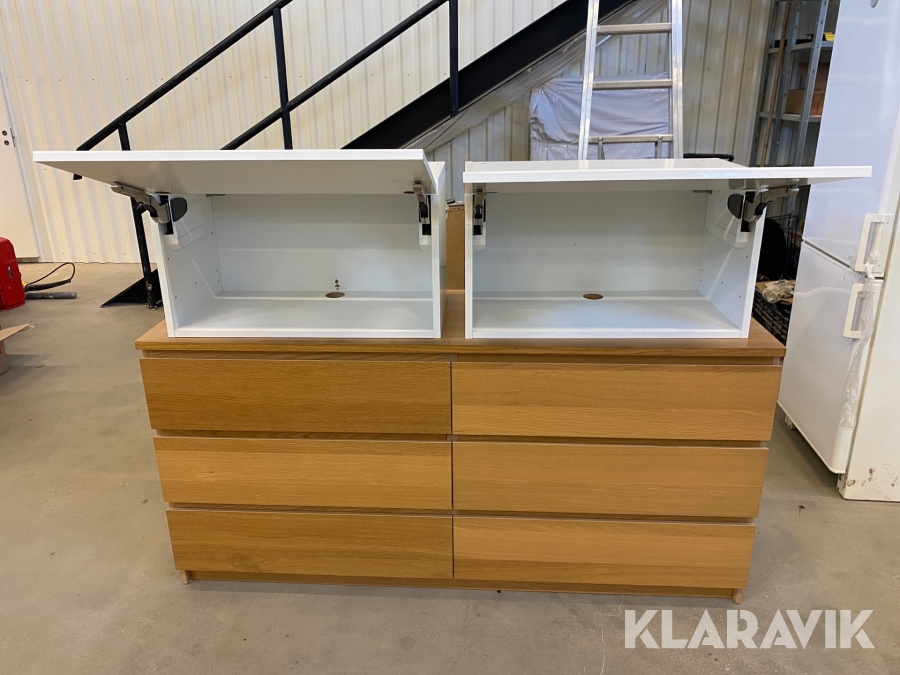 Paket med byrå och väggskåp