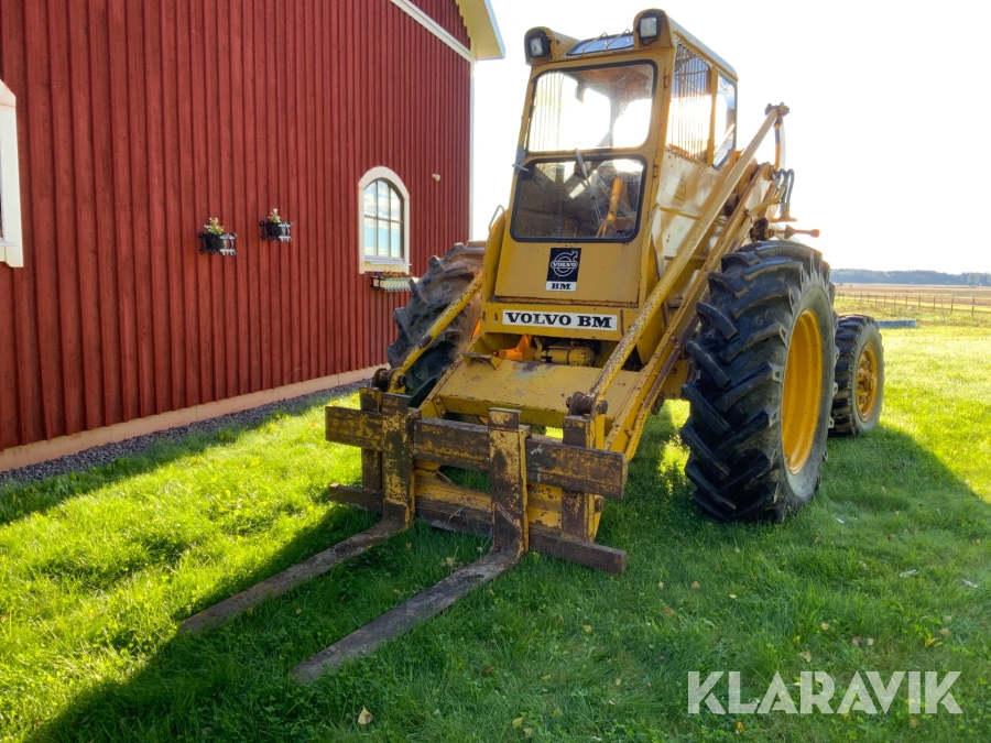 Baklastare Volvo BM LM 218 TD med flera redskap