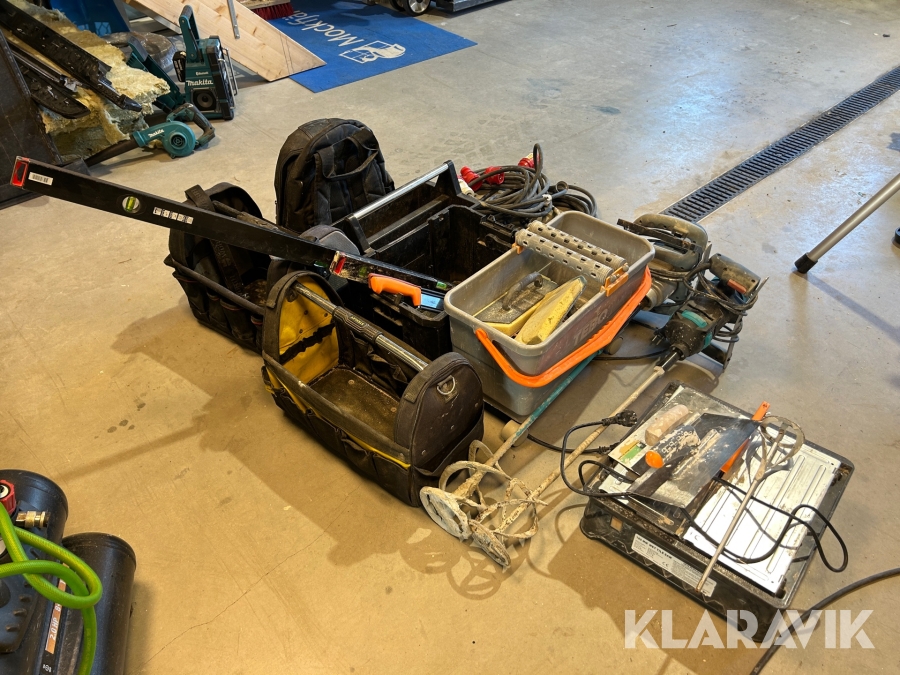 Parti med plattsättningsverktyg, förvaring, batteriladdare och 3-fas kablar
