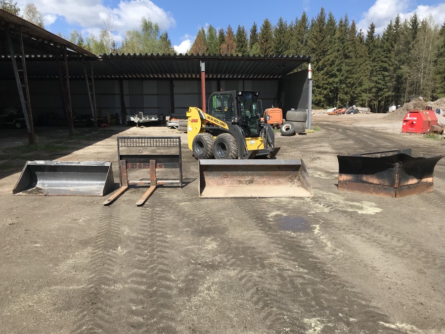 Kompaktlastare New Holland med redskap