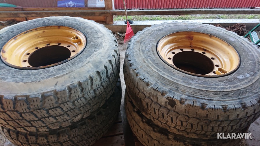 Fälg med däck till lastmaskin (Ljungby L9)