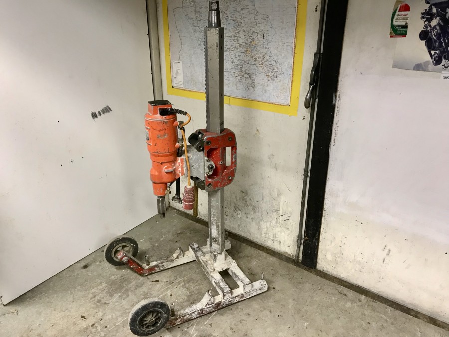 Håltagningsmaskin med stativ