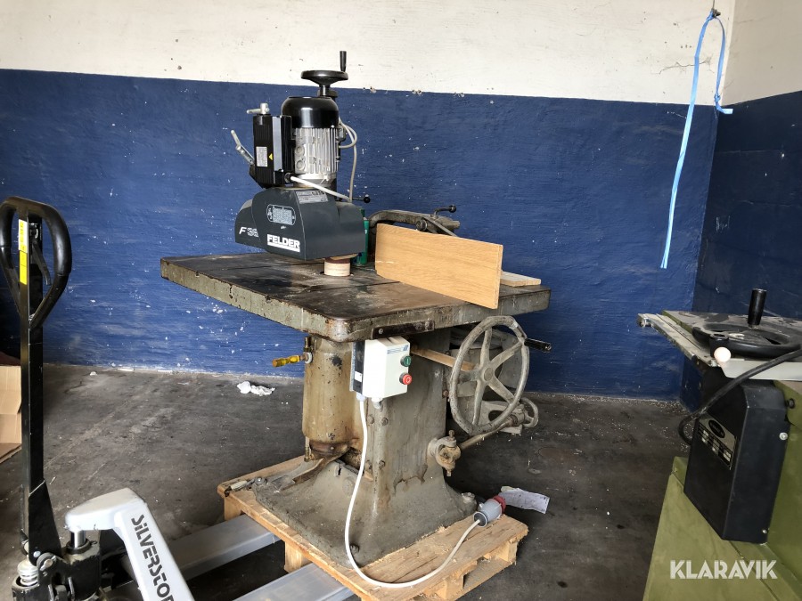 Bordsfräs med matarverk och tappsläde