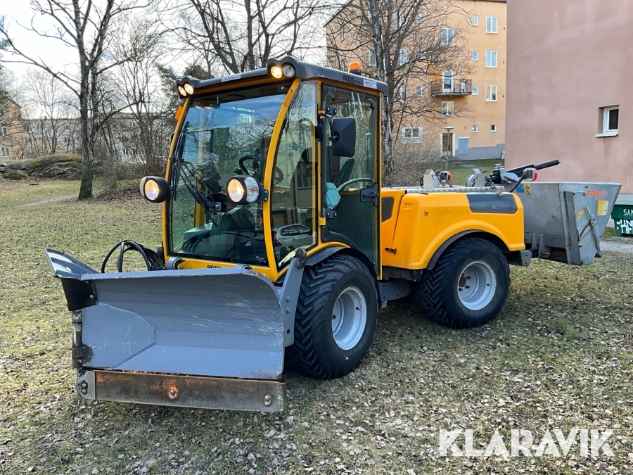 Redskapsbärare Belos TransGiant med vikplog och sandspridare