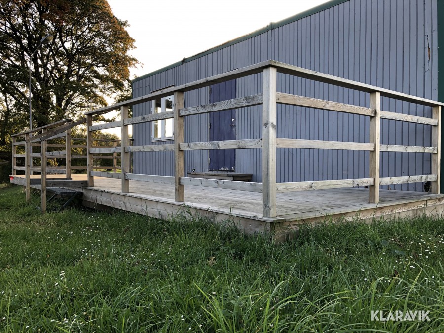 Altan med räcke och trappa