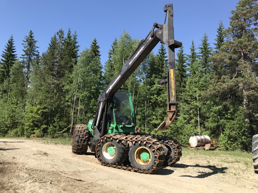 Skogsmaskin med markberedare