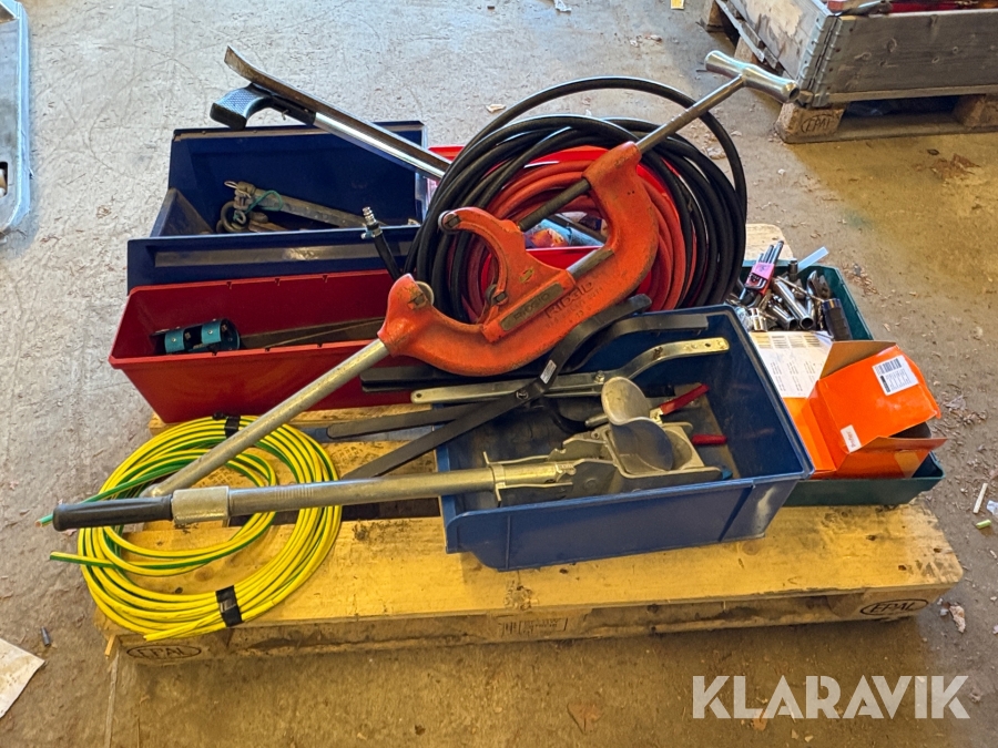 Pall med blandade verktyg 