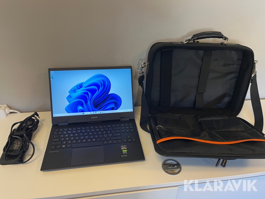 Laptop HP OMEN 015 kraftfull, med väska