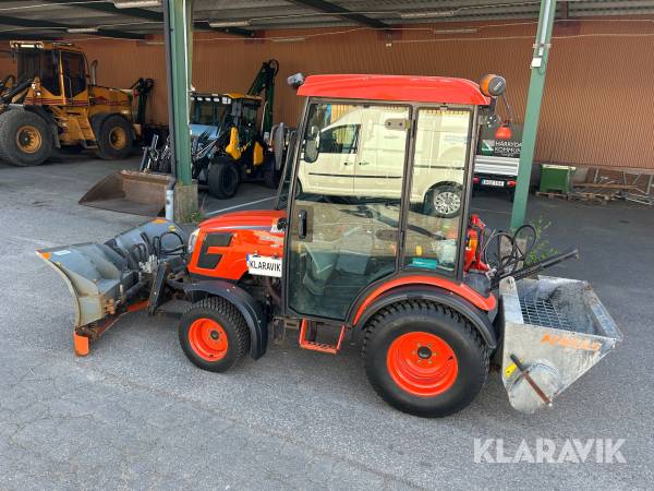 Traktor Kioti CK2810 HST med plog och spridare