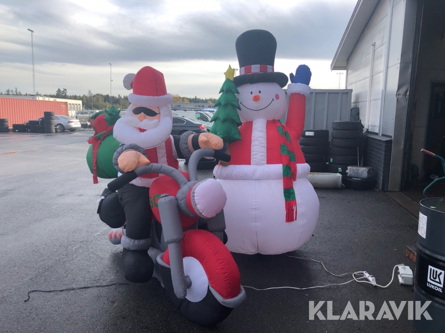 Uppblåsbar snögubbe och tomte med transformator