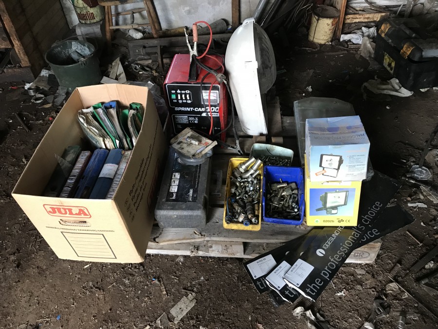 Pall med diverse dokumentation till skogsmaskiner + hydraulkopplingar 