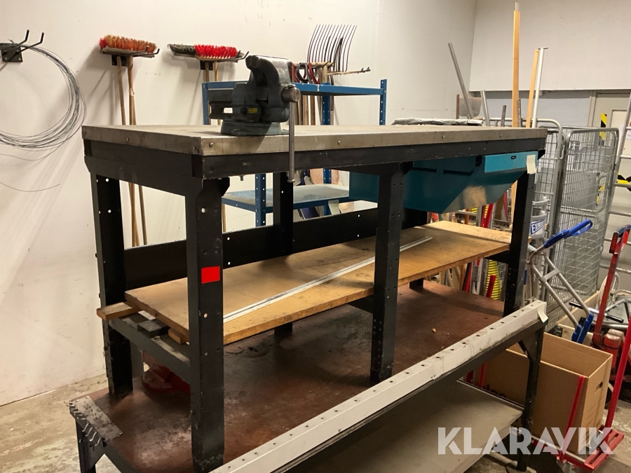 Arbetsbänk med skruvstycke