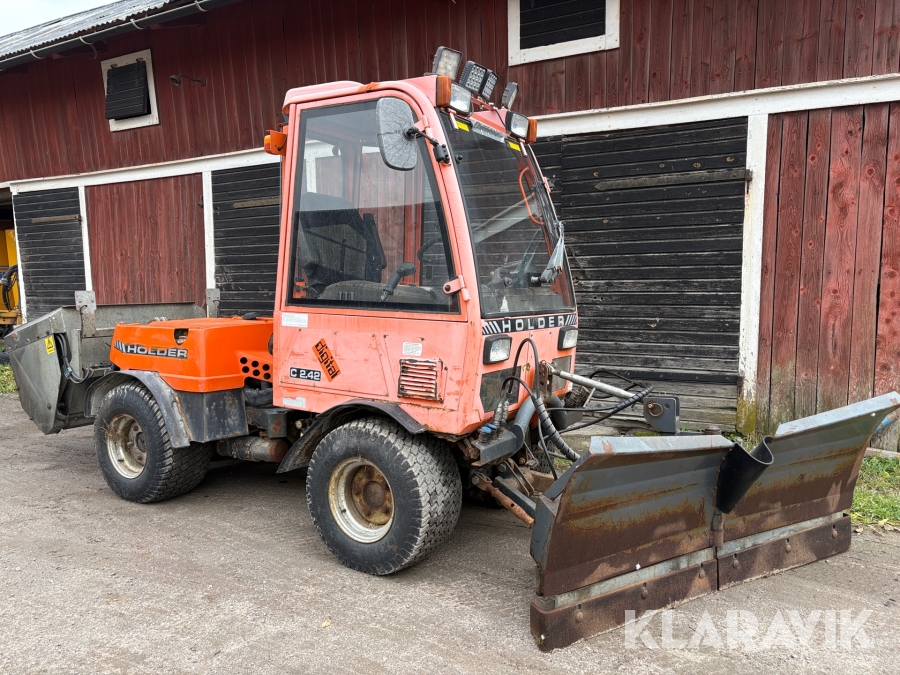 Redskapsbärare Holder C-TRAC 2.42 med vikplog och sandspridare