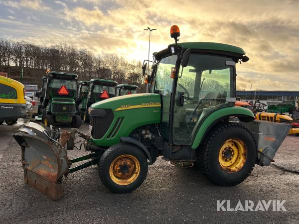 Traktor John Deere 3520 med plog och spridare