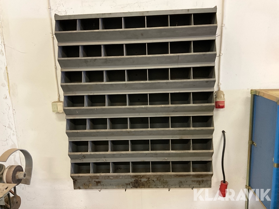 Vägghylla för bult eller likande i trä