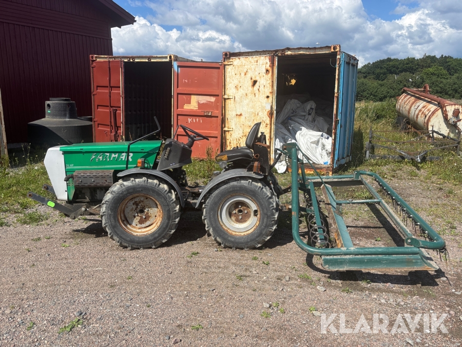 Vingårdstraktor Farmar med två redskap