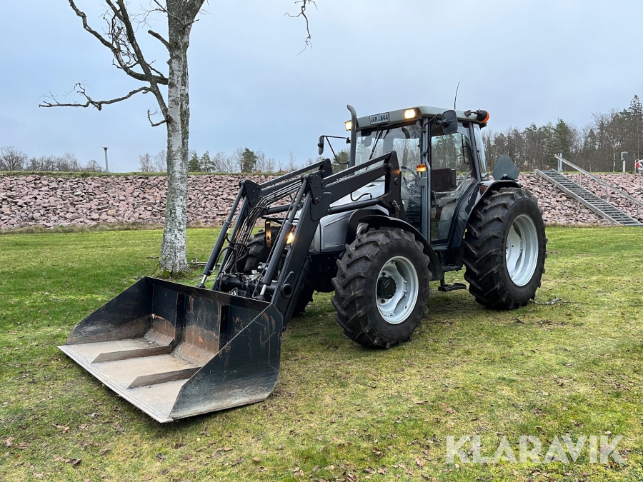 Traktor Massey Ferguson 4235-4 med frontlastare