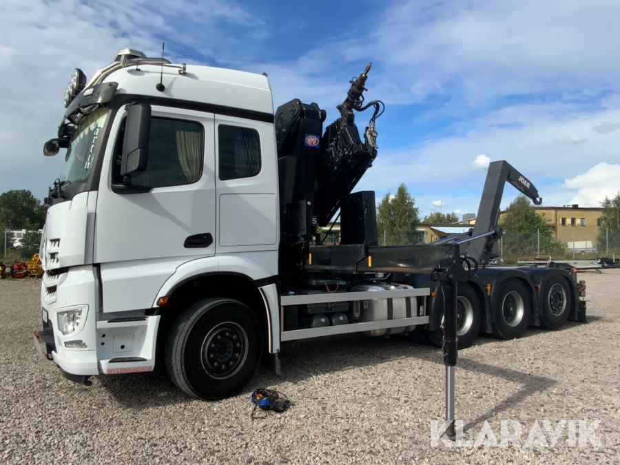 Lastväxlare Mercedes-Benz Arocs med kran tridem 