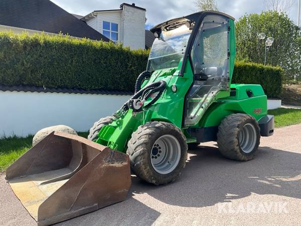 Redskapsbärare / kompaktlastare Avant M 750 med redskap