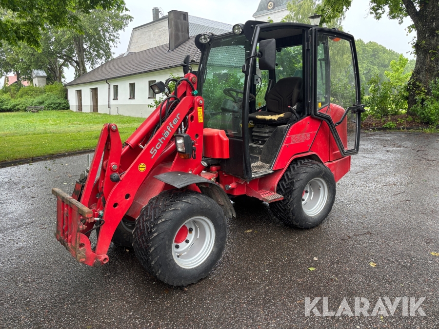Lastmaskin Schäffer 2336 med plog, sandspridare och skopa