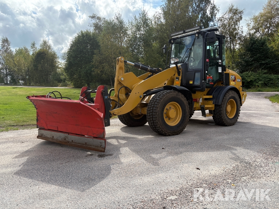 Hjullastare CAT 908 M med vikplog, spridare och skopa