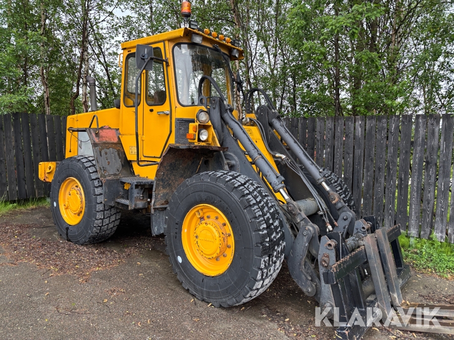 Hjullastare Volvo BM 4300 med gafflar och 2 skopor