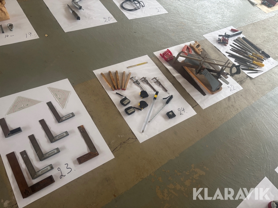 Blandat parti med sågar, mätverktyg och