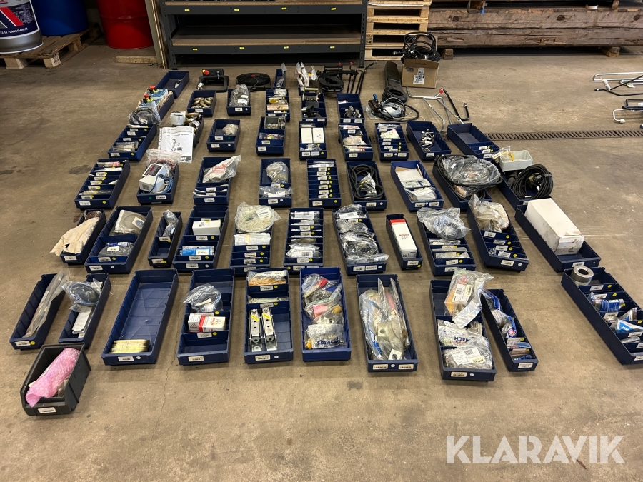 Parti med reservdelar till lastbilskranar