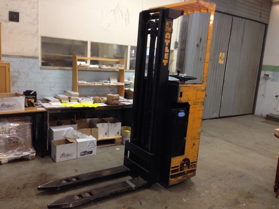 Stapeltruck Ståstaplare Truck ATLET med laddare