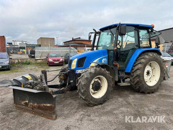 Traktor New Holland TL90A + Vikplog & sandspridare