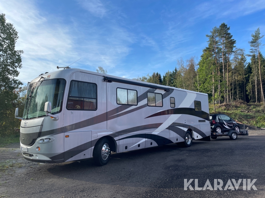 Husbil Coachmen Cross Country med släp och Smart City Cabrio