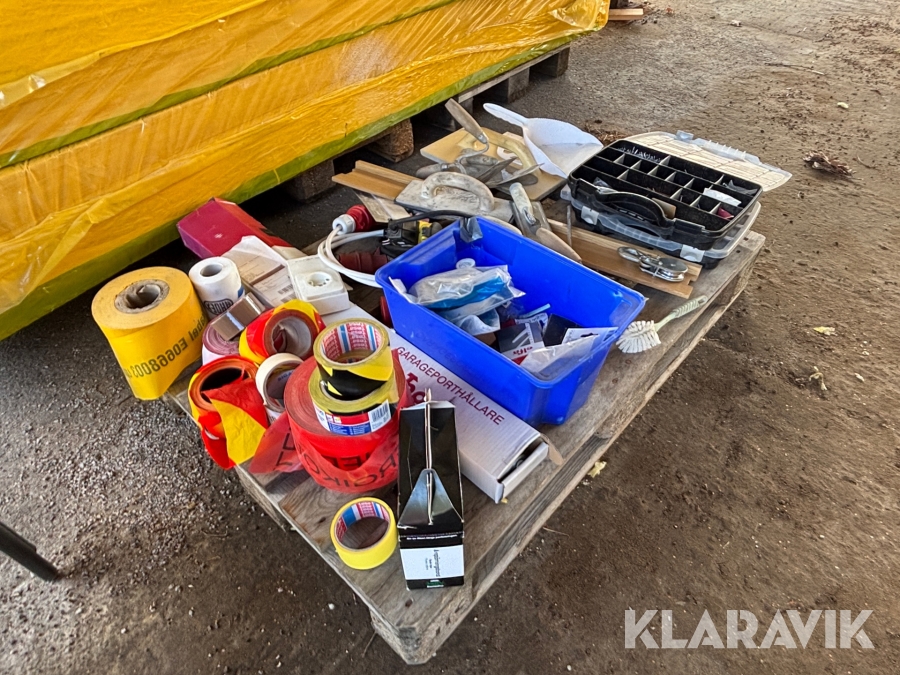 Diverse skruv, verktyg, elkablar, avspärrningsband