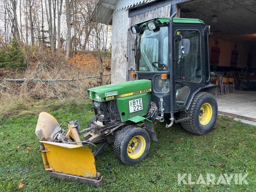 Redskapsbärare John Deere 855 med mycket redskap