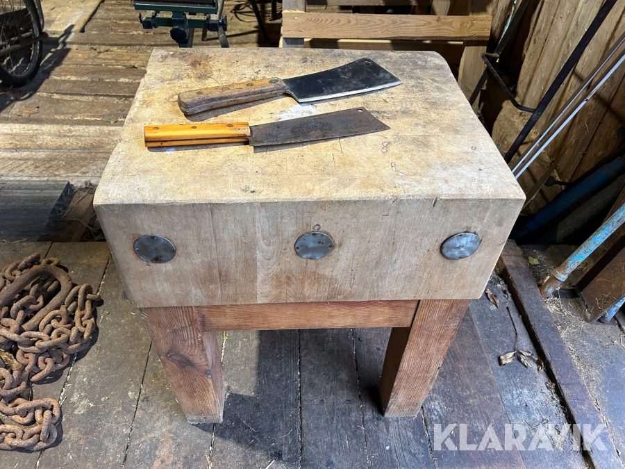 Huggkubbe / Slaktbänk, inkl. 2 st köttyxor