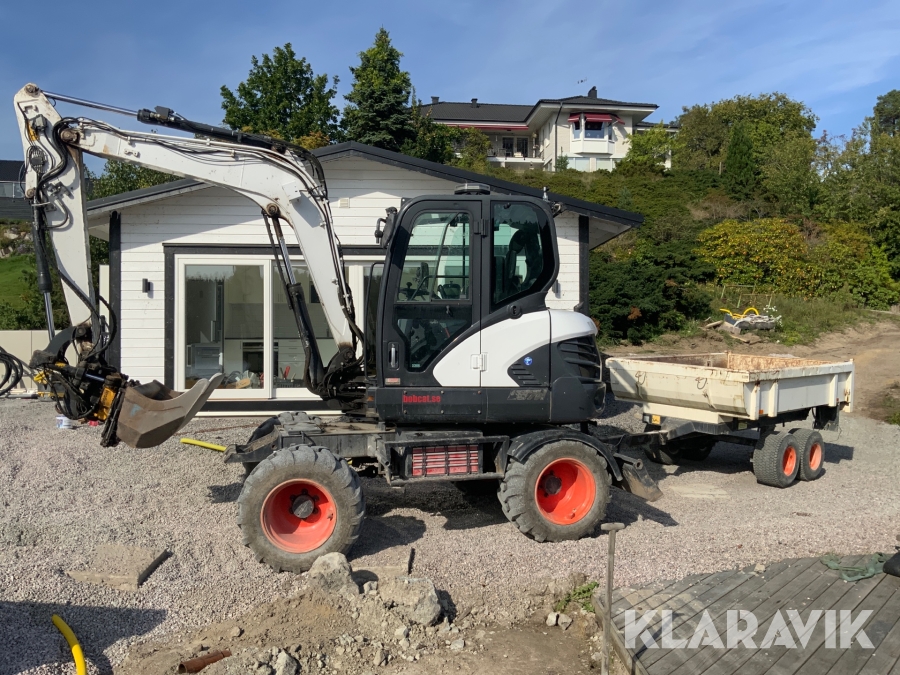 Grävmaskin Bobcat E57w med kärra och redskap