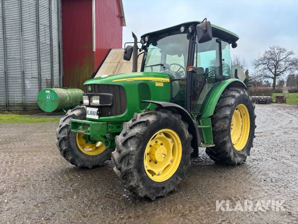 Traktor John Deere 5820 med extra hjul