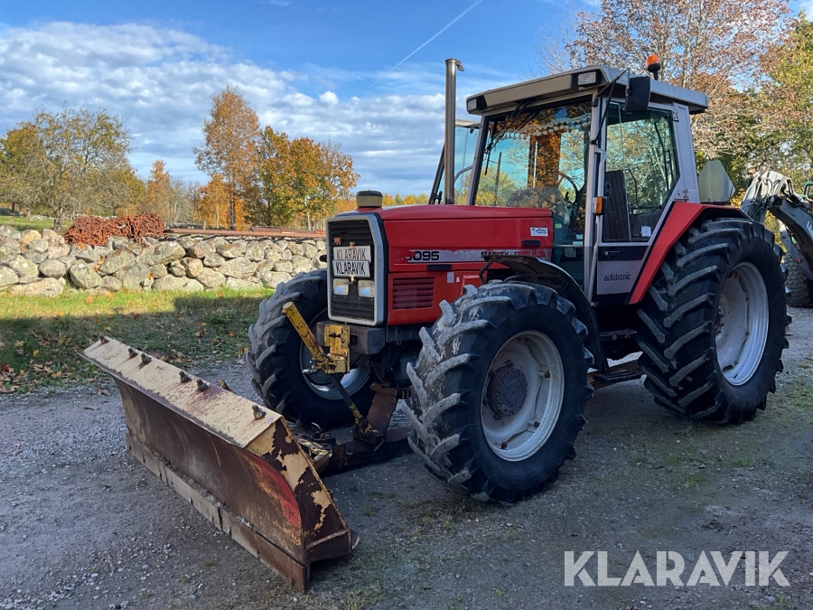 Traktor Massey Ferguson 3095 inklusive snöblad och bom