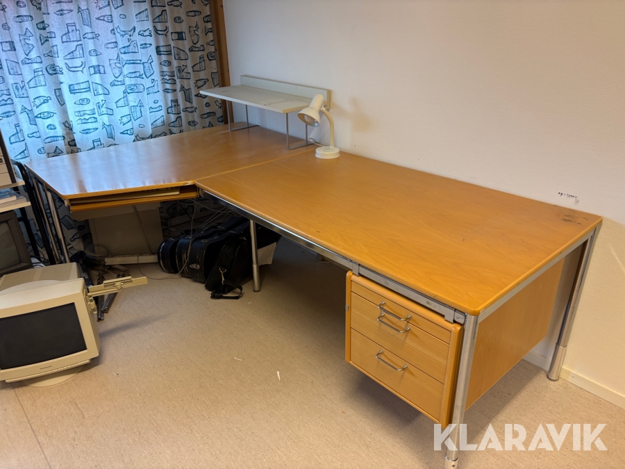 Skrivbord och hyllor TUA