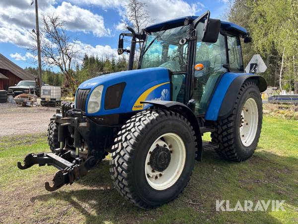 Traktor New Holland T5050 med snöblad och sandspridare