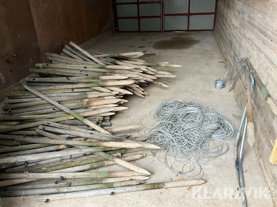 Staketstolpar och elrep