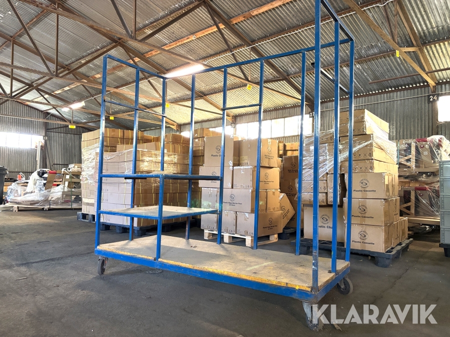 Lagervagn med hyllor