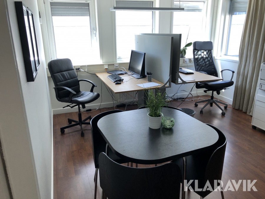 Kontorsplats 2st, Dator, skärmar, elektriska höj/sänk skrivbord 