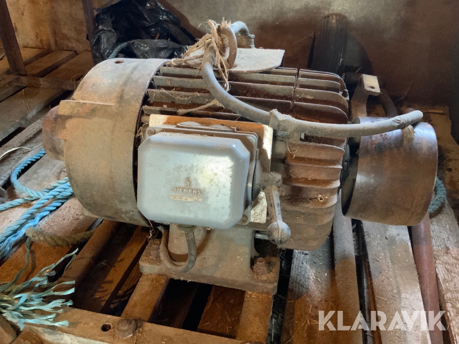 Elmotor med dubbla remskivor