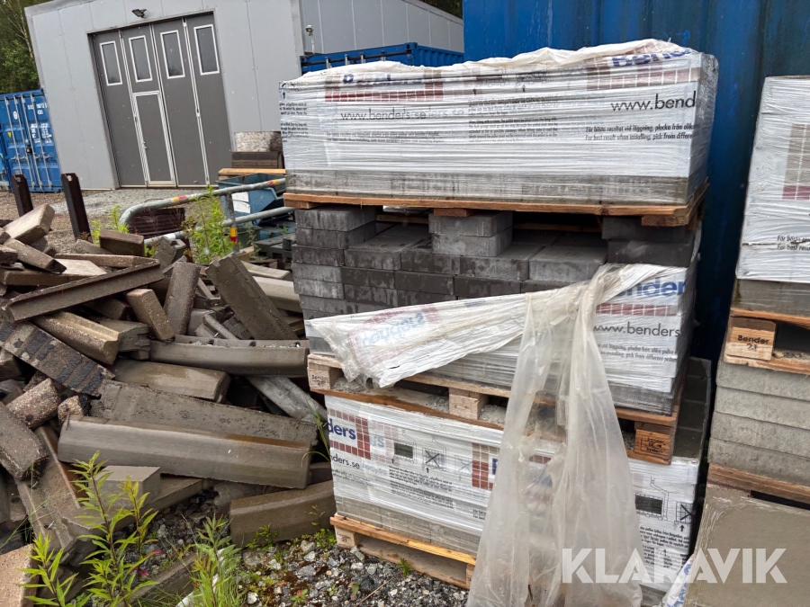 Parti med sten Benders Bas fasad