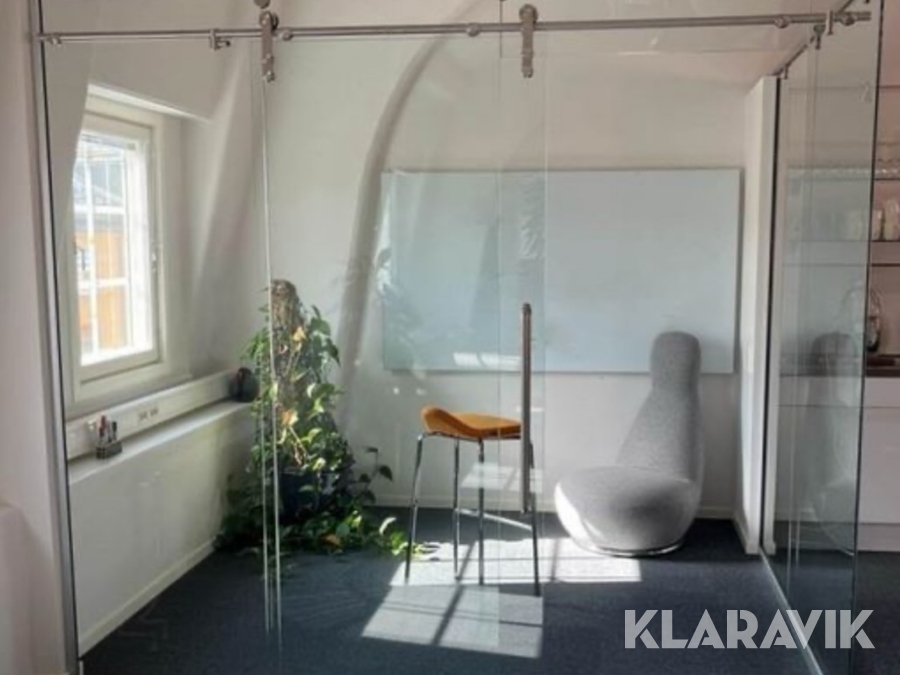 Glasrum med skjutdörr
