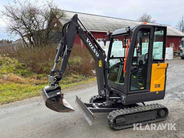 Grävmaskin Volvo EC18E steelwrist tiltfäste S30 med 3 skopor.