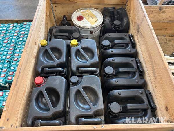 Parti med diverse oljor/vätskor